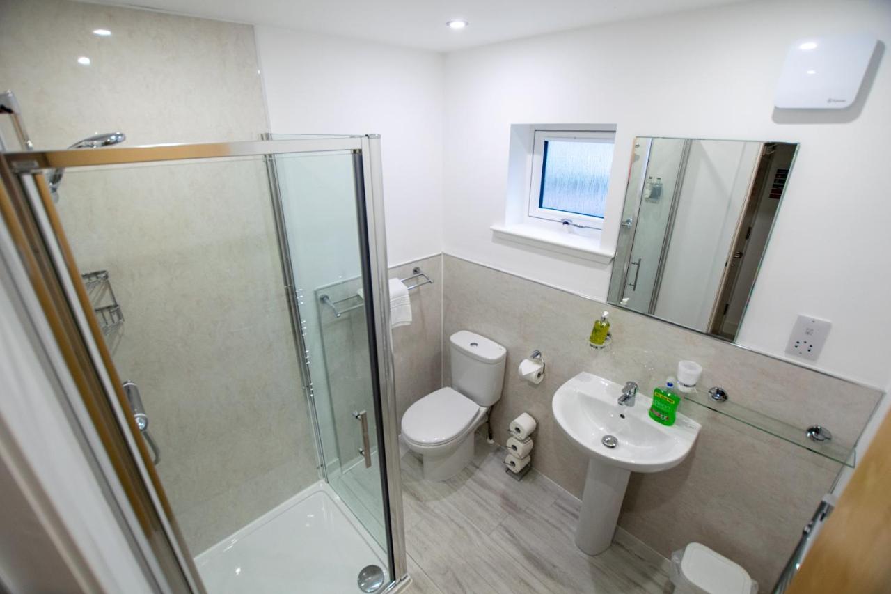Corran Bunkhouse Hotel Екстериор снимка A shower room
