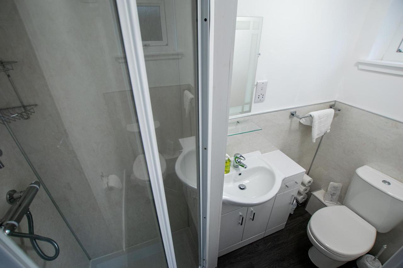 Corran Bunkhouse Hotel Екстериор снимка A shower cubicle