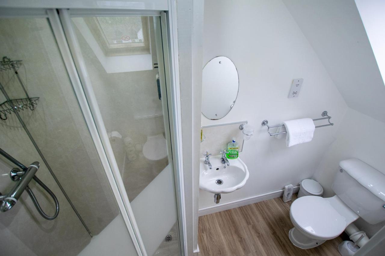 Corran Bunkhouse Hotel Екстериор снимка A typical bathroom in a student flat