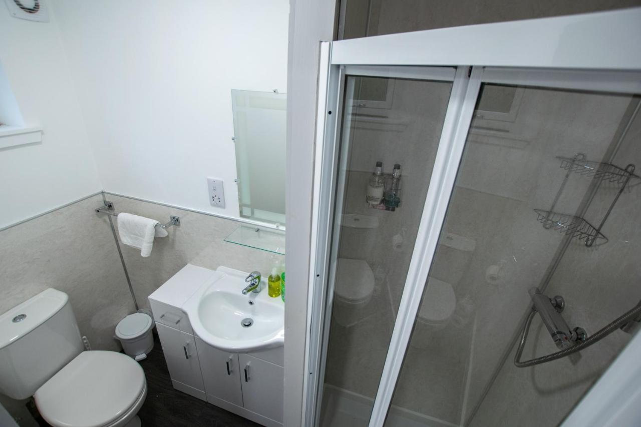 Corran Bunkhouse Hotel Екстериор снимка A shower cubicle