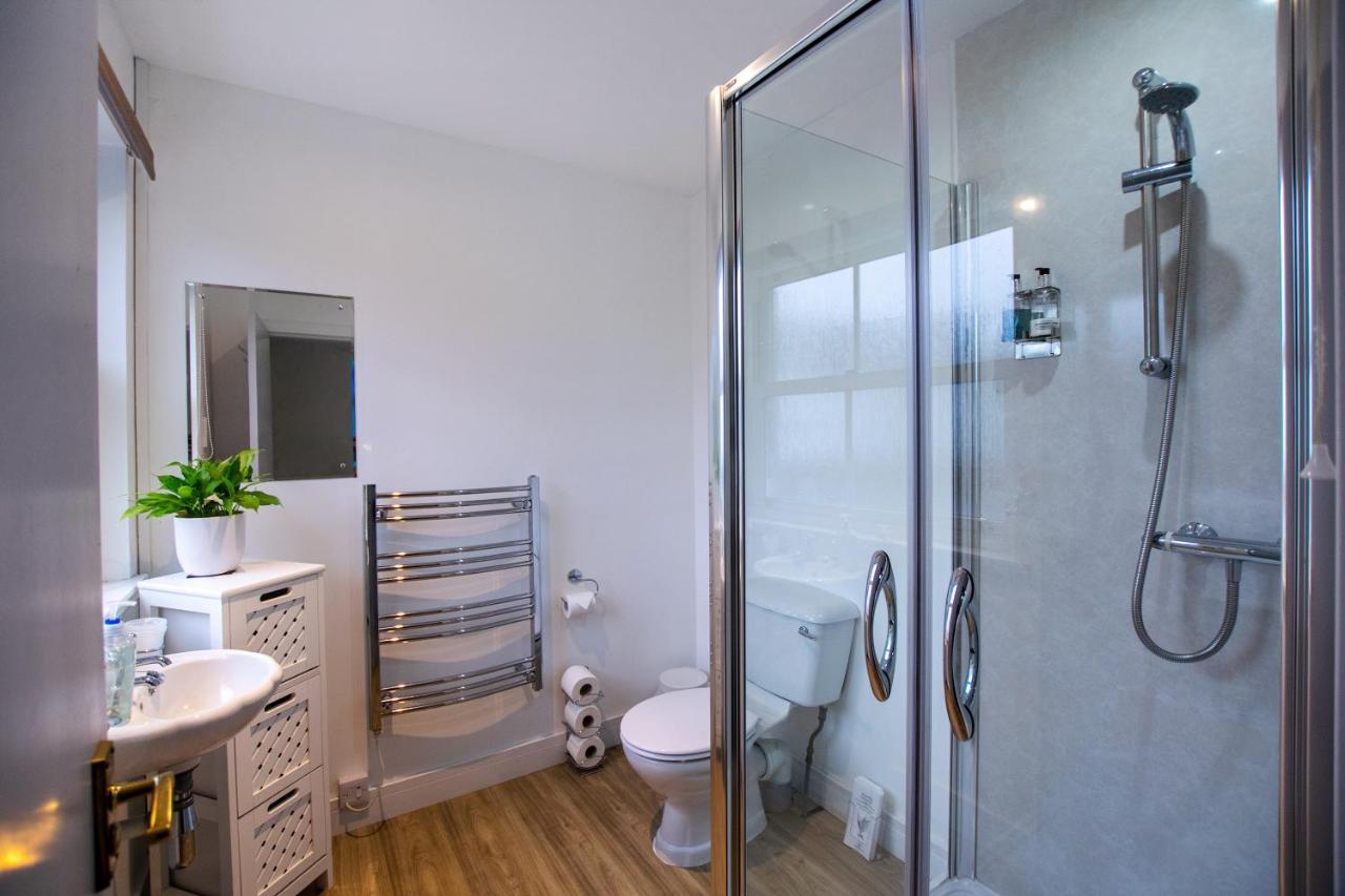 Corran Bunkhouse Hotel Екстериор снимка A shower room