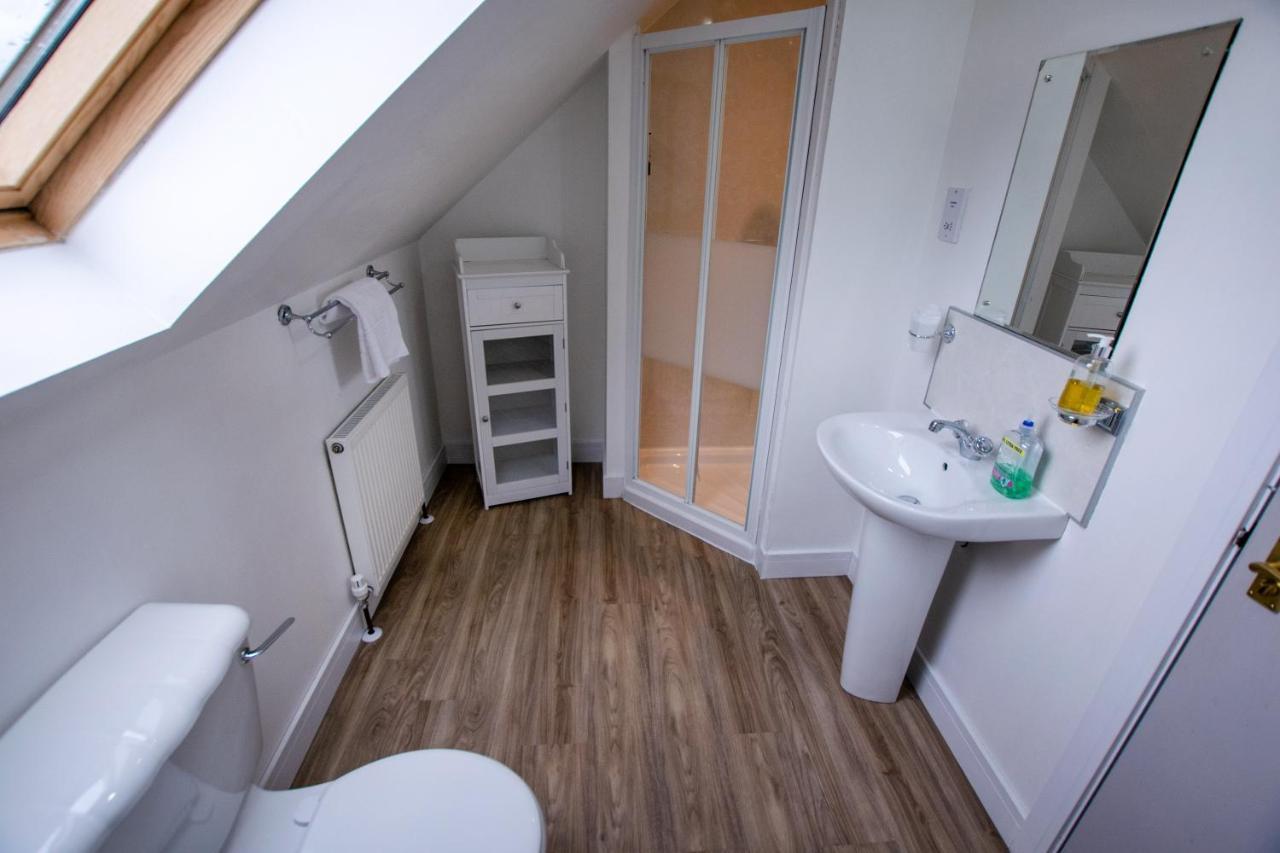 Corran Bunkhouse Hotel Екстериор снимка Ensuite bathroom