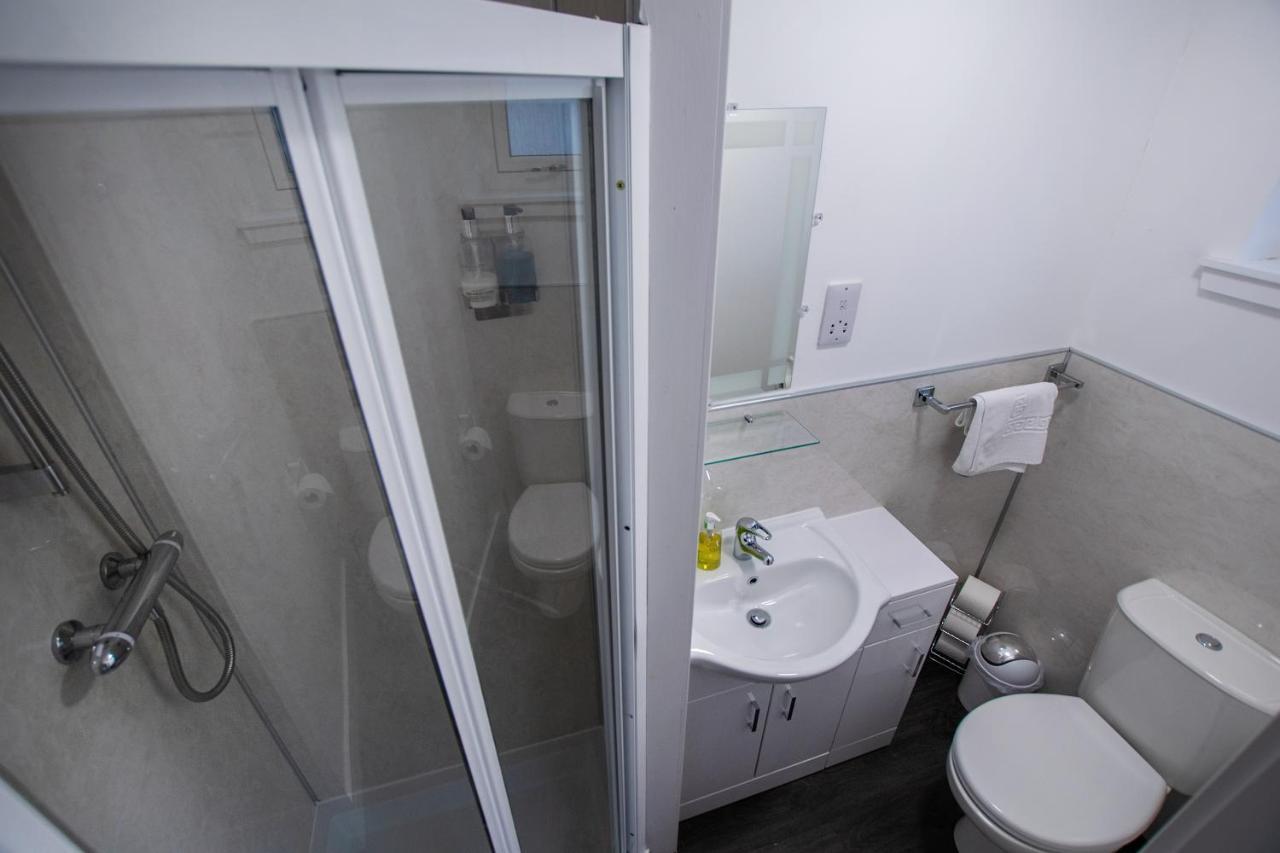 Corran Bunkhouse Hotel Екстериор снимка A shower cubicle
