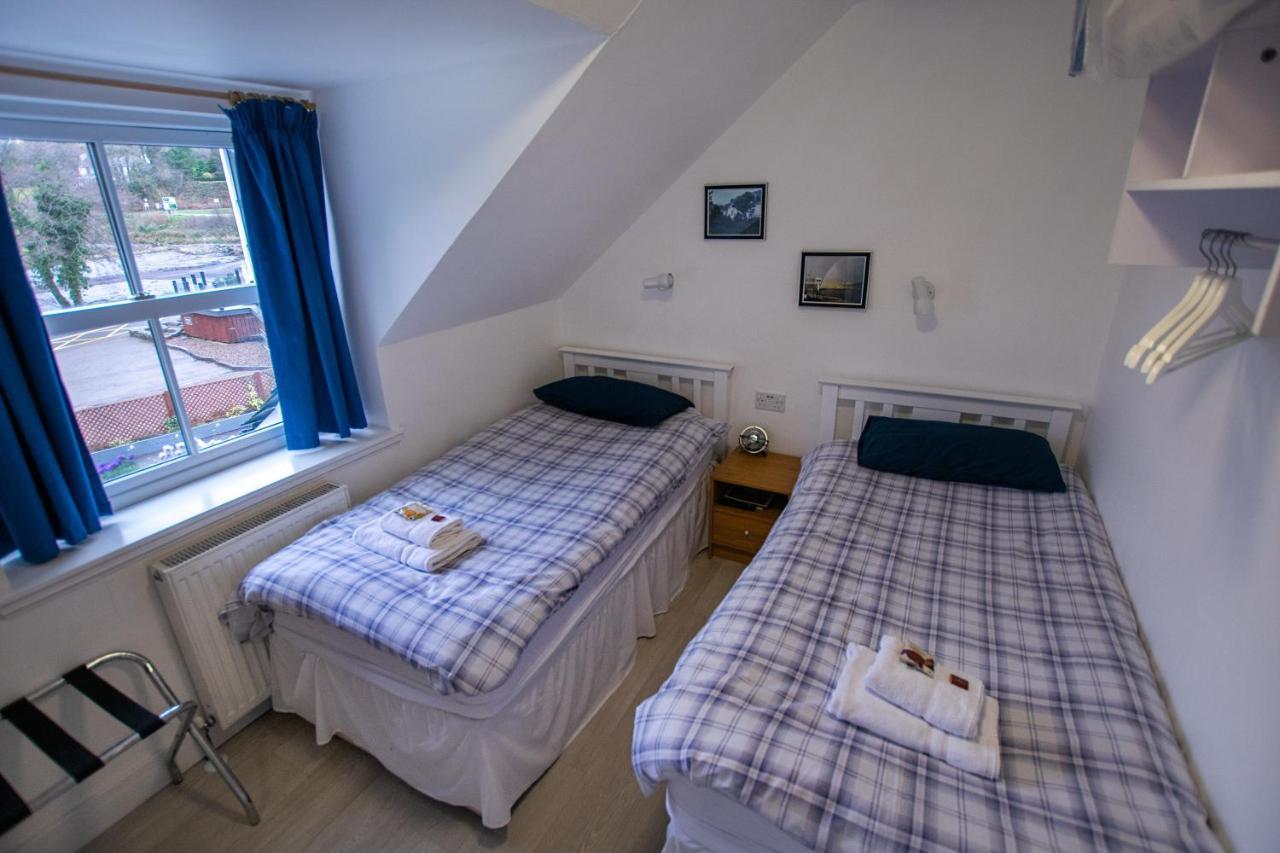Corran Bunkhouse Hotel Екстериор снимка A typical bedroom at the hostel