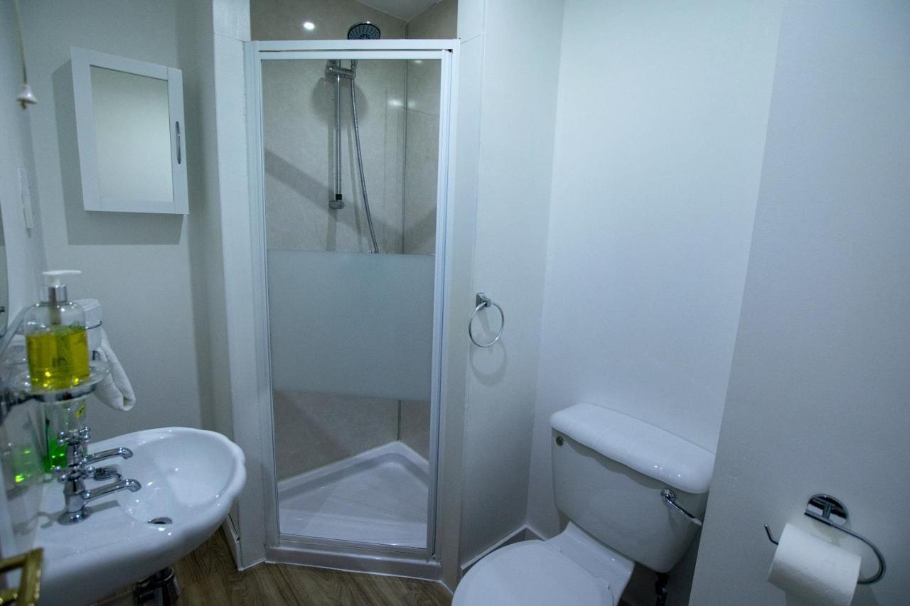 Corran Bunkhouse Hotel Екстериор снимка A shower cubicle