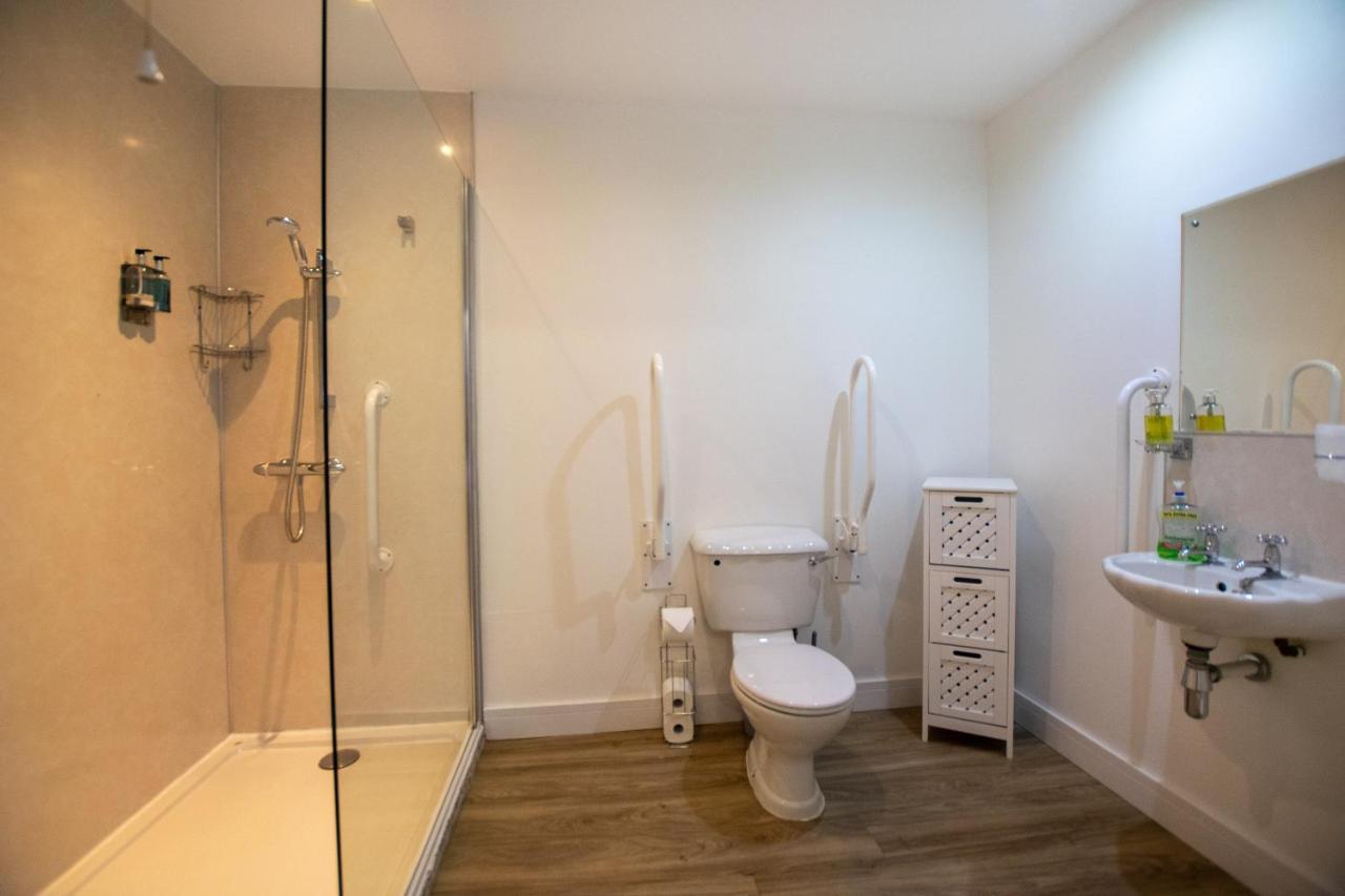 Corran Bunkhouse Hotel Екстериор снимка A wet room