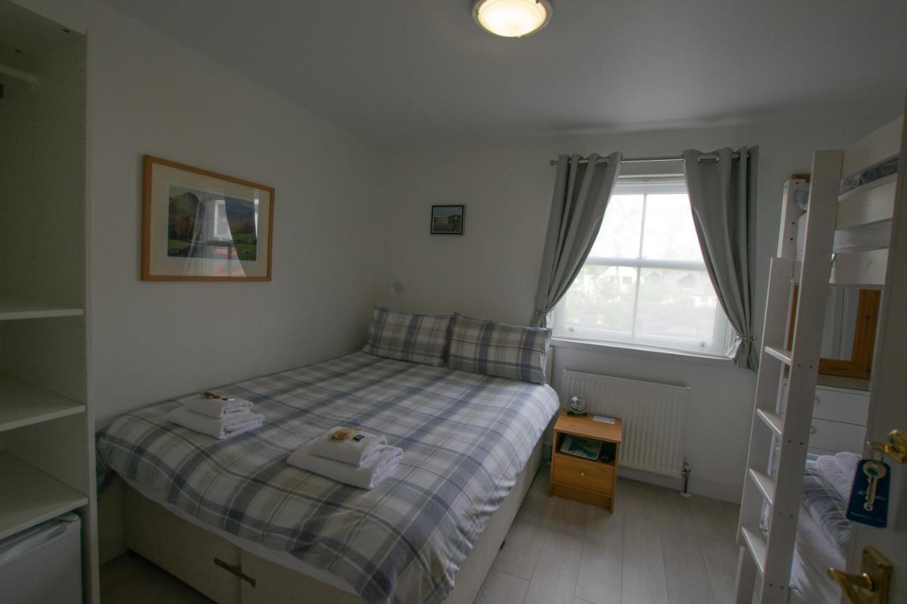 Corran Bunkhouse Hotel Екстериор снимка A bedroom in a bed and breakfast in Wales