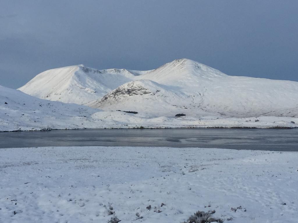 Corran Bunkhouse Hotel Екстериор снимка The Black Mountain range