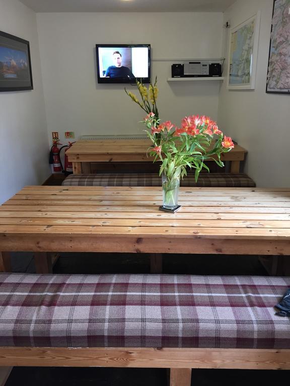Corran Bunkhouse Hotel Екстериор снимка A traditional Japanese dining table