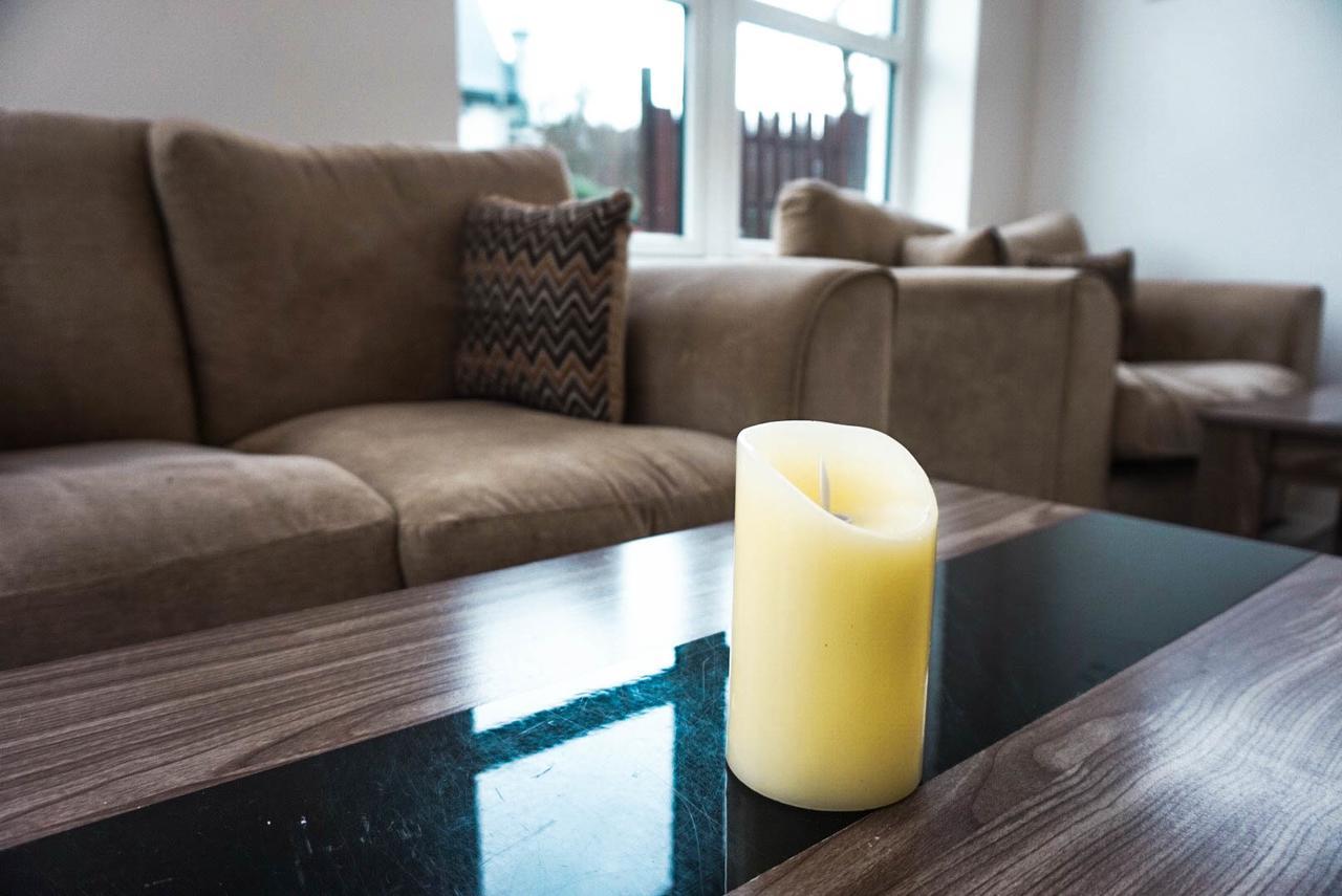 Corran Bunkhouse Hotel Стая снимка A candle on a coffee table