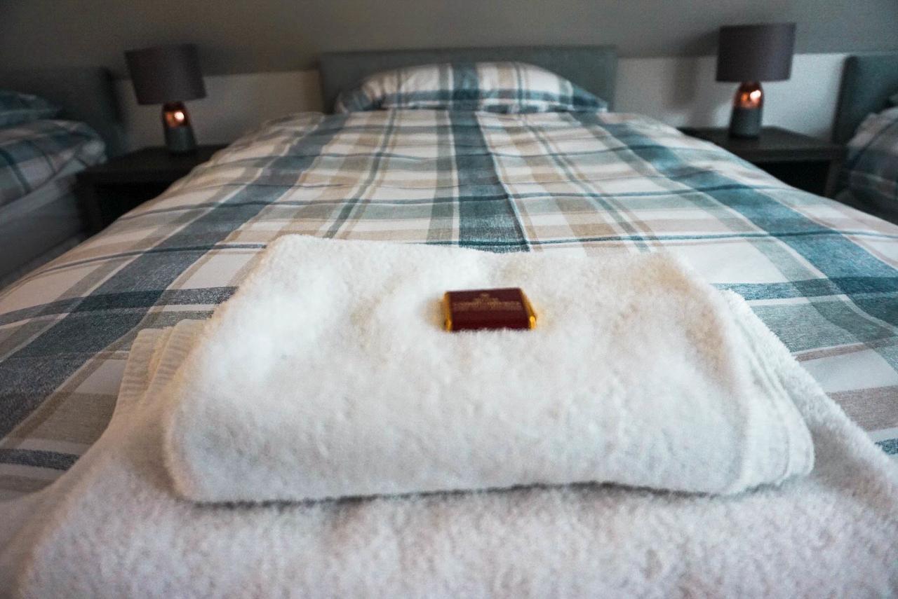Corran Bunkhouse Hotel Екстериор снимка A bed with a fur throw