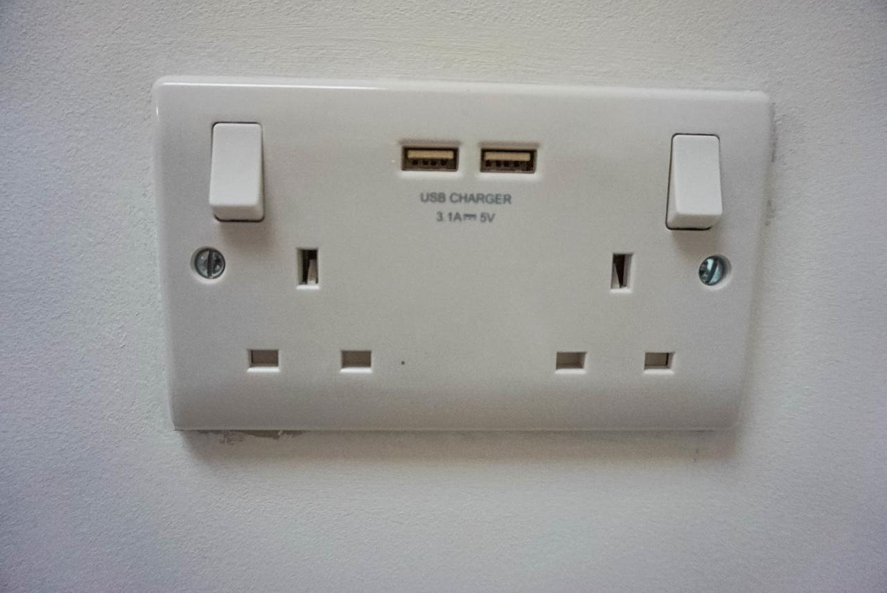 Corran Bunkhouse Hotel Екстериор снимка A USB charger