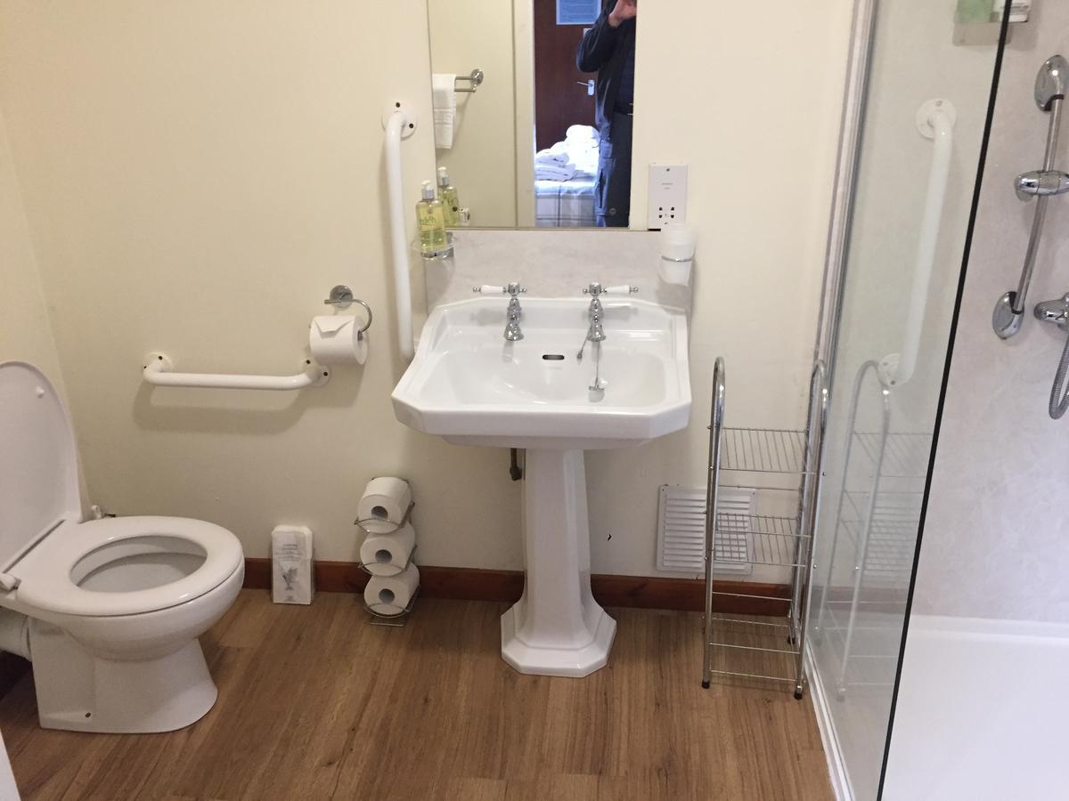 Corran Bunkhouse Hotel Екстериор снимка A typical bathroom in a UK hotel