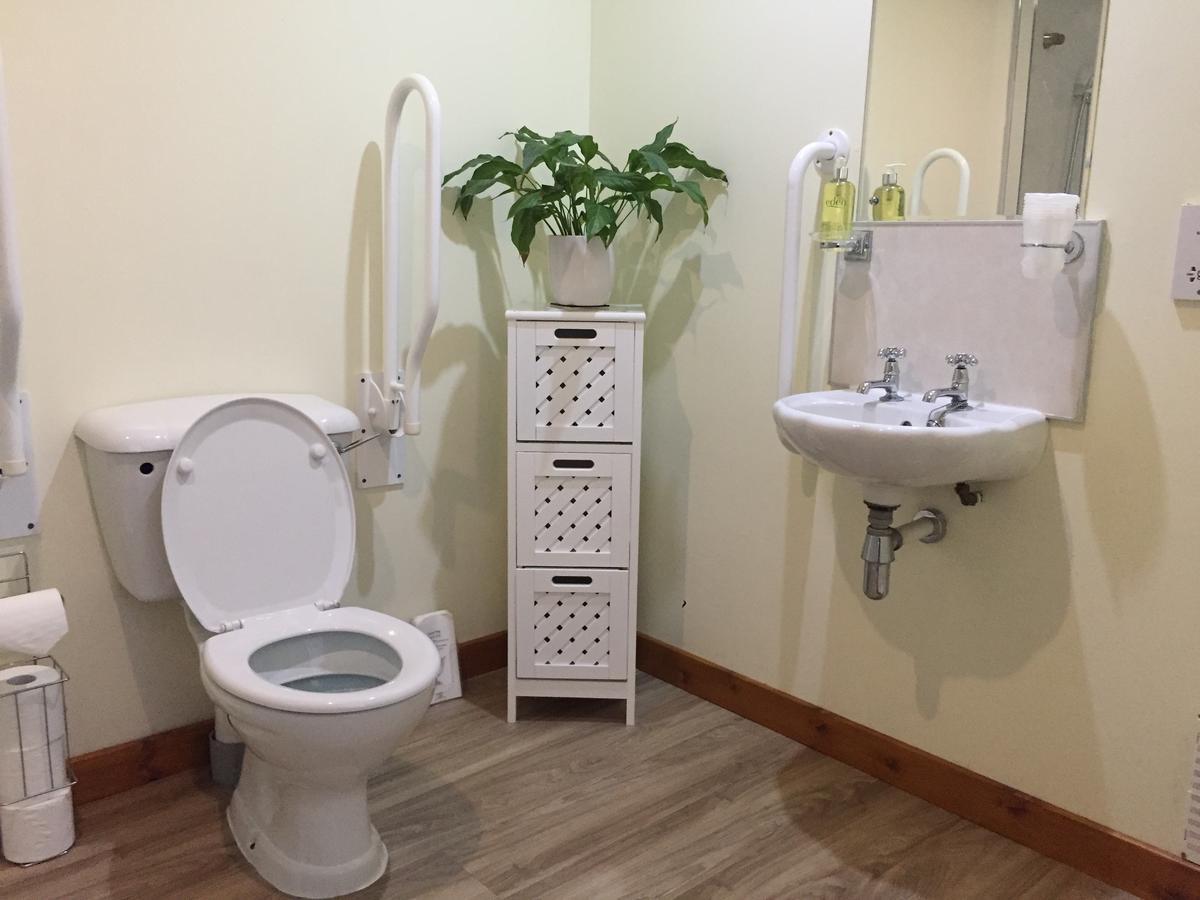 Corran Bunkhouse Hotel Екстериор снимка Disabled toilet with alarm