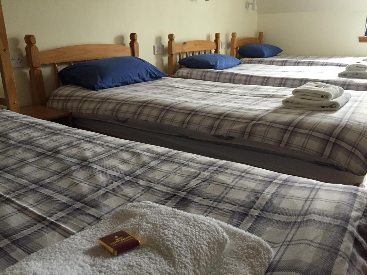 Corran Bunkhouse Hotel Екстериор снимка A room at the hostel