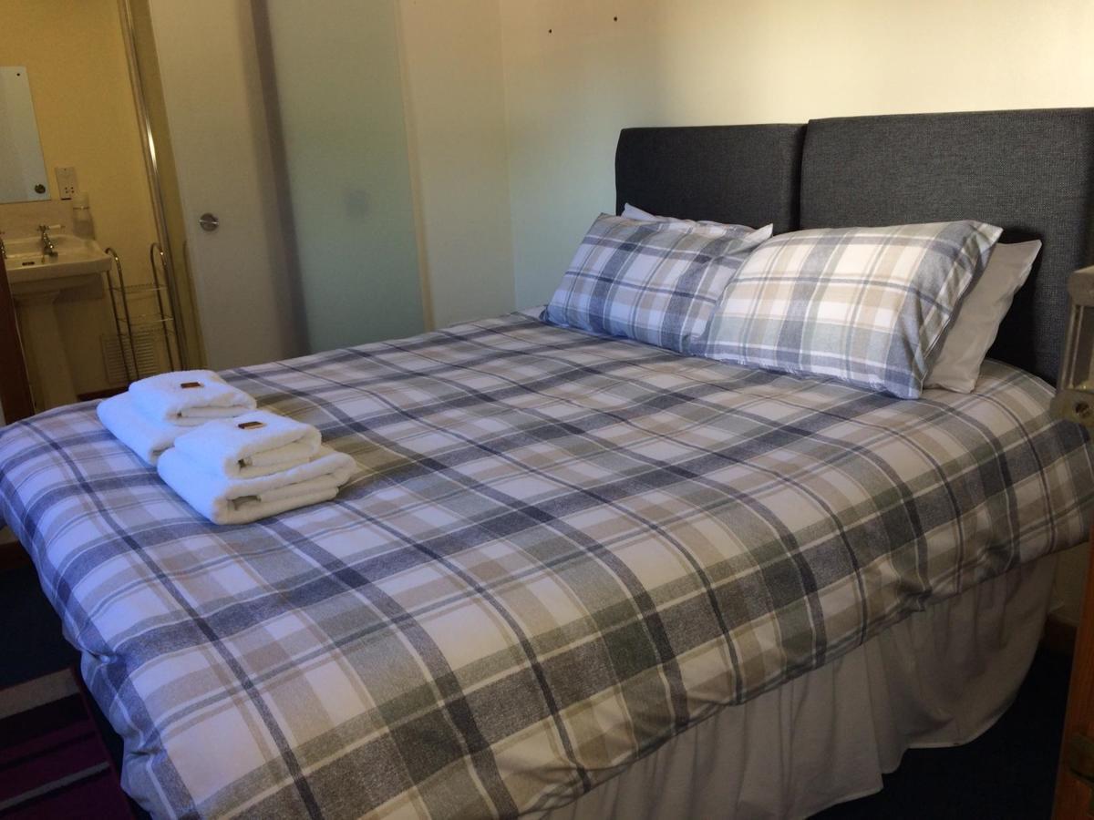 Corran Bunkhouse Hotel Екстериор снимка A bed with a duvet